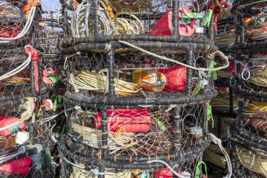 Halatlar, şamandıralar ve diğer balıkçı malzemeleriyle dolu istiflenmiş yengeç kaplarının detaylı görüntüsü.. 