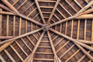 Ahşap kirişlerden yapılmış tavan