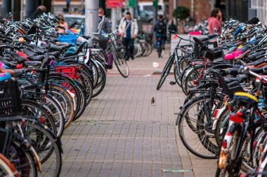 Bisikletler Amsterdam, Hollanda sokaklarına park edilmişti. Yeşil ve sürdürülebilir nakliye. Alternatif ulaşım.