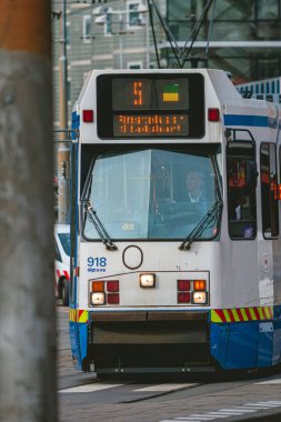 Amsterdam, Hollanda 'da toplu taşıma. Tramvay olmaz. 5 numaralı yol.