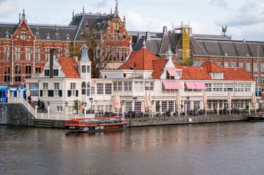 Amsterdam, Hollanda: 13 Ekim 2017: Amsterdam Kanalları. Toplu taşıma ve turlar için kullanılır.