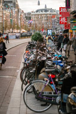 Amsterdam, Hollanda: 13 Ekim 2017: Amsterdam sokaklarında bisiklet süren insanlar.