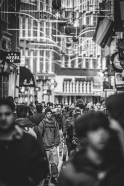 Amsterdam, Hollanda: 12 Ekim 2017: Amsterdam sokaklarında yürüyen insanlar. Siyah beyaz sokak fotoğrafçılığı.