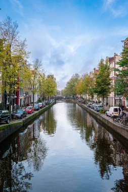 Amsterdam, Hollanda: 13 Ekim 2017: Amsterdam 'ın köprülü küçük kanalları. Bisikletçiler, turistler ve yerel halkla dolu..