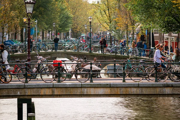 Amsterdam Netherlands October 2017 Small Canals Amsterdam Bridges Full Cyclists — Foto Stock