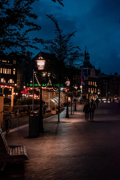 Amszterdam Utcája Éjszaka Turisták Kávézók Kerékpárparkolók Színes Városi Lámpák — Stock Fotó