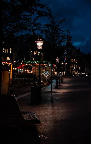 Strada Amsterdam Durante Notte Turisti Caffetterie Parcheggio Biciclette Luci Colorate — Foto Stock