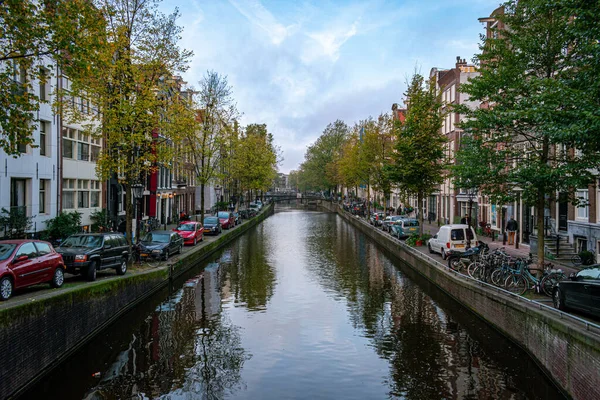 Amsterdam Netherlands October 2017 Small Canals Amsterdam Bridges Full Cyclists — Stock Photo, Image