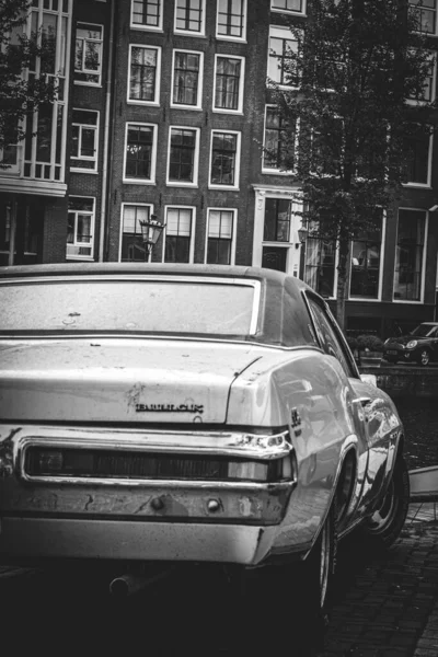 オランダのアムステルダムの通りで古いビュイック 白黒ストリートフォトグラフィー — ストック写真