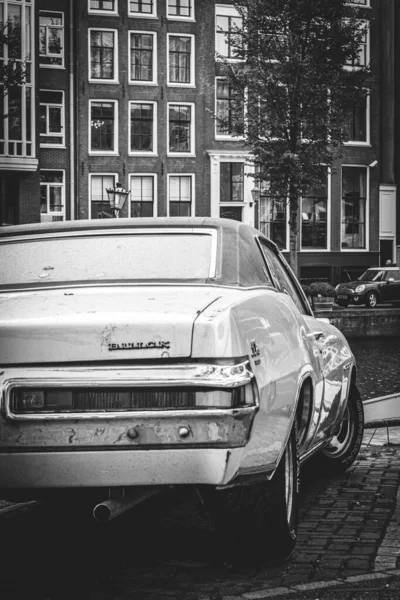 Παλιά Buick Στους Δρόμους Του Άμστερνταμ Στην Ολλανδία Ασπρόμαυρη Φωτογραφία — Φωτογραφία Αρχείου