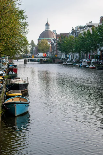 Амстердам Нидерланды Октября 2017 Года Небольшие Каналы Амстердама Мостами Полный — стоковое фото