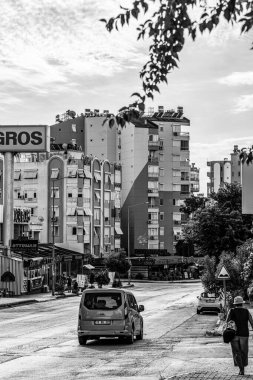 Antalya, Türkiye: 27 Eylül 2018: Antalya sokakları, trafik, yayalar ve park halindeki arabalar