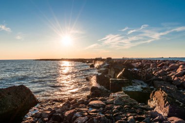 Güneşli yaz gününde Letonya, Liepaja 'da Baltık Denizi kıyısında güney dalgakıranı. Deniz manzarası, deniz manzarası