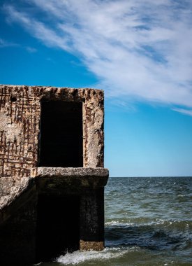 Karosta 'daki eski savaş takviyesi (Liepaja, Letonya) güneşli yaz günlerinde Baltık Denizi ile çevrilidir.