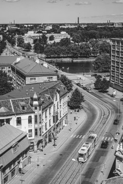 Liepaja, Letonya - 29 Haziran 2023: Liepaja şehrinin tarihi binaları ve trafiği ile şehir merkezinin hava görüntüsü