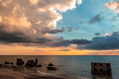 Karosta (Liepaja, Letonya) Baltık deniz kıyısındaki kuzey kaleleri üzerinde güzel ve renkli gün batımı)