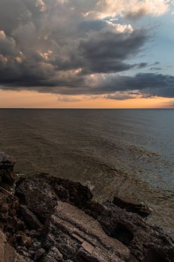 Karosta (Liepaja, Letonya) Baltık deniz kıyısındaki kuzey kaleleri üzerinde güzel ve renkli gün batımı)