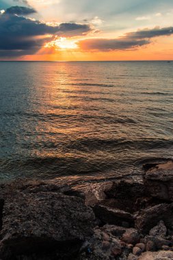 Karosta (Liepaja, Letonya) Baltık deniz kıyısındaki kuzey kaleleri üzerinde güzel ve renkli gün batımı)