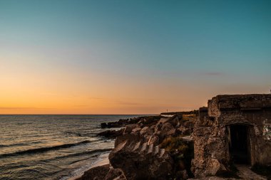 Karosta (Liepaja, Letonya) Baltık deniz kıyısındaki kuzey kaleleri üzerinde güzel ve renkli gün batımı)
