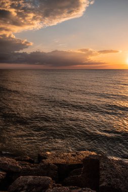 Karosta (Liepaja, Letonya) Baltık deniz kıyısındaki kuzey kaleleri üzerinde güzel ve renkli gün batımı)