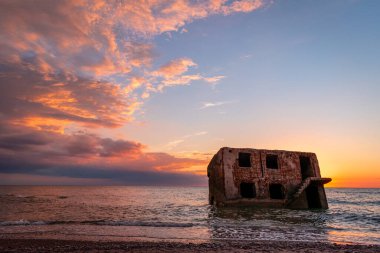 Karosta (Liepaja, Letonya) Baltık deniz kıyısındaki kuzey kaleleri üzerinde güzel ve renkli gün batımı)