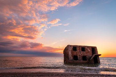 Karosta (Liepaja, Letonya) Baltık deniz kıyısındaki kuzey kaleleri üzerinde güzel ve renkli gün batımı)