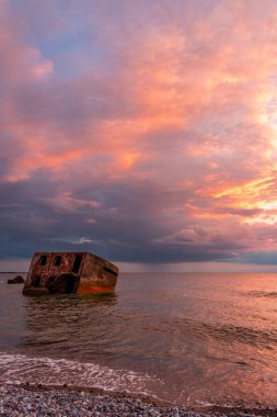Karosta (Liepaja, Letonya) Baltık deniz kıyısındaki kuzey kaleleri üzerinde güzel ve renkli gün batımı)