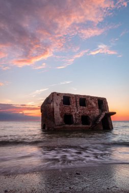 Karosta (Liepaja, Letonya) Baltık deniz kıyısındaki kuzey kaleleri üzerinde güzel ve renkli gün batımı)