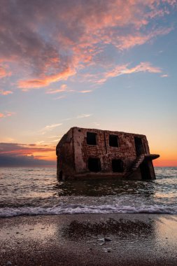 Karosta (Liepaja, Letonya) Baltık deniz kıyısındaki kuzey kaleleri üzerinde güzel ve renkli gün batımı)