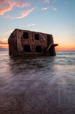Karosta (Liepaja, Letonya) Baltık deniz kıyısındaki kuzey kaleleri üzerinde güzel ve renkli gün batımı)
