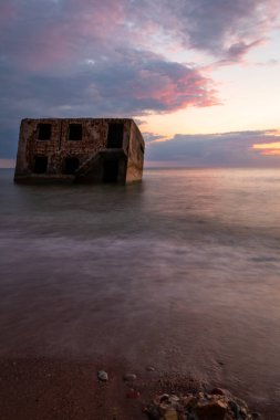 Karosta (Liepaja, Letonya) Baltık deniz kıyısındaki kuzey kaleleri üzerinde güzel ve renkli gün batımı)