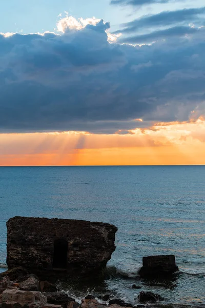 Karosta (Liepaja, Letonya) Baltık deniz kıyısındaki kuzey kaleleri üzerinde güzel ve renkli gün batımı)