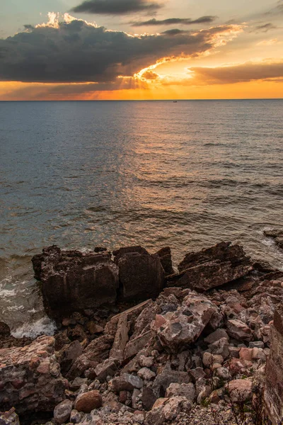 美丽而五彩缤纷的落日笼罩着喀罗斯塔波罗的海沿岸的北部要塞 拉脱维亚丽帕雅 — 图库照片
