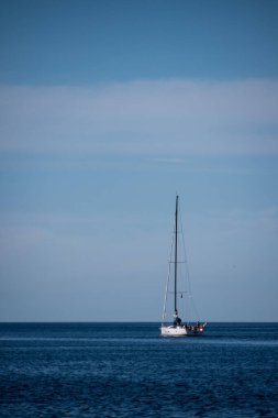 Riga, Letonya 'daki Riga Körfezi' nde yelkenli.