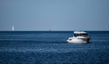 Baltık Denizi 'nin Riga Körfezi' nde küçük bir yat
