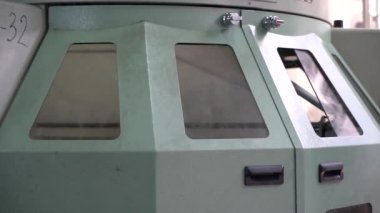 Tekstil endüstrisi. İşçi bir tekstil fabrikasında dönen makine açıyor.