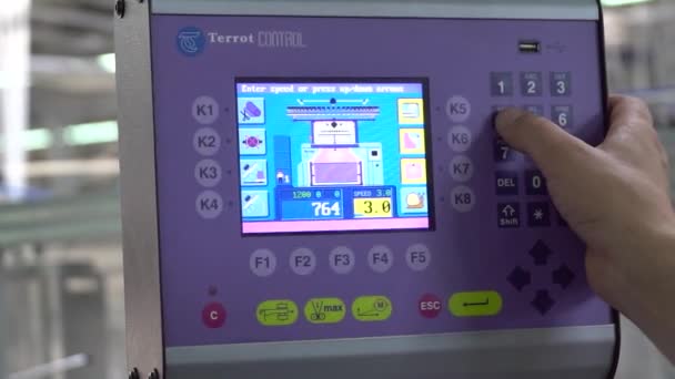 労働者はタブレットコンピュータでCncマシンをプログラミングしています 繊維工場 — ストック動画