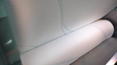 Tekstil fabrikası. kumaş rulosunu döndürmek