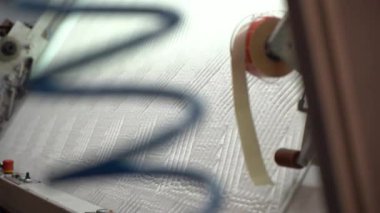 Tekstil endüstrisi. Bir Fabrikada Dokumasız Kumaşın Yuvarlanması