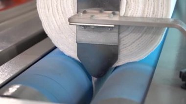 Tekstil fabrikası. kumaş rulosunu döndürmek