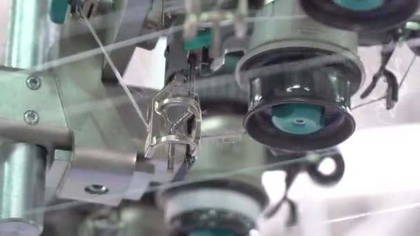 Βιομηχανία Κλωστοϋφαντουργίας Κλείσε Την Περιστρεφόμενη Μηχανή Καρούλια Νημάτων — Αρχείο Βίντεο