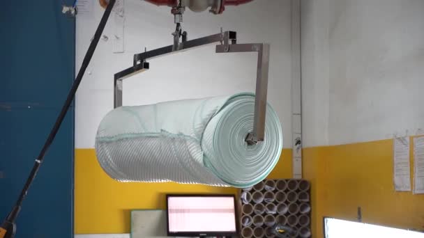 Лифт Поднимает Рулон Ткани Текстильная Промышленность — стоковое видео