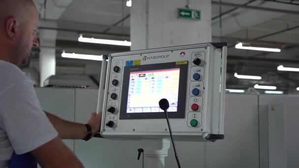 Arbeiter Programmiert Eine Cnc Maschine Mit Einem Tablet Computer Textilfabrik — Stockvideo