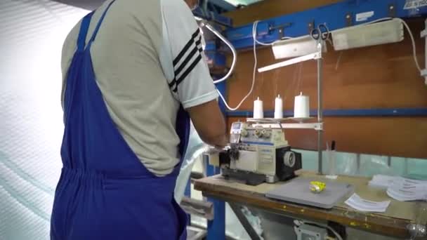 Fábrica Têxtil Trabalhador Trabalha Uma Máquina Corte — Vídeo de Stock