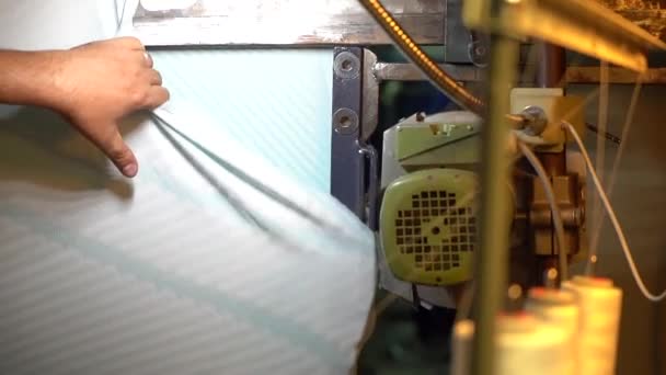 繊維工場だ 作業員は切断機で作業します — ストック動画