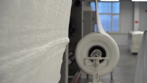 繊維産業 工場で不織布のロールアップ — ストック動画