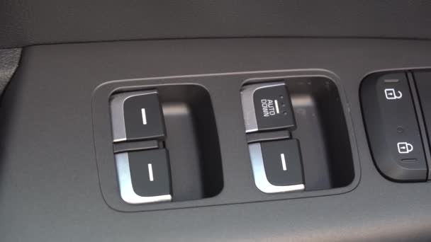 크로우 Kia Sportage 자동차 윈도우 컨트롤 버튼의 시계를 클로즈업 — 비디오