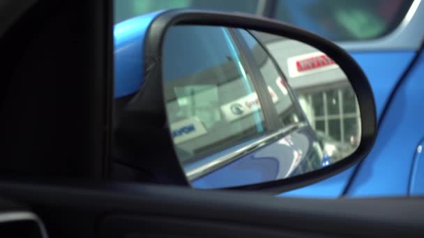 Crossover Kia Sportage Riflessione Nello Specchio Laterale — Video Stock