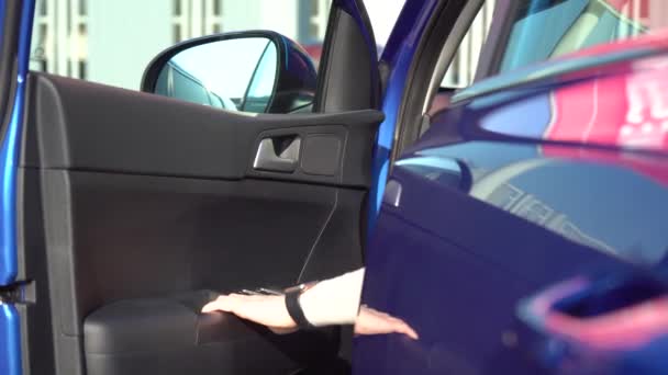Arabanın Içindeki Sürücü Kapıyı Kapatıyor Genç Bir Kadın Yeni Araba — Stok video