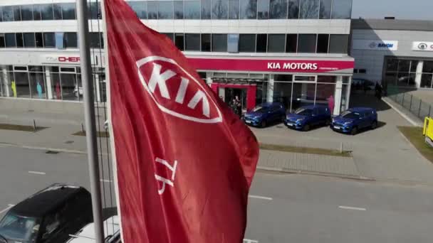 Автомобильный Дилер Kia Размахивание Флагом Логотипом Kia Motors — стоковое видео